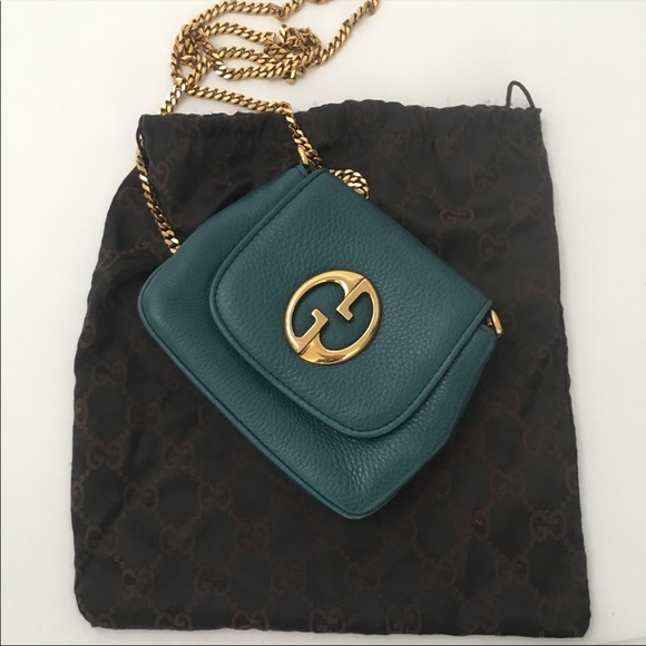 X SOLD X Authentic Gucci, small green bag with classic gold hardware and chain. - Picture 4 of 9